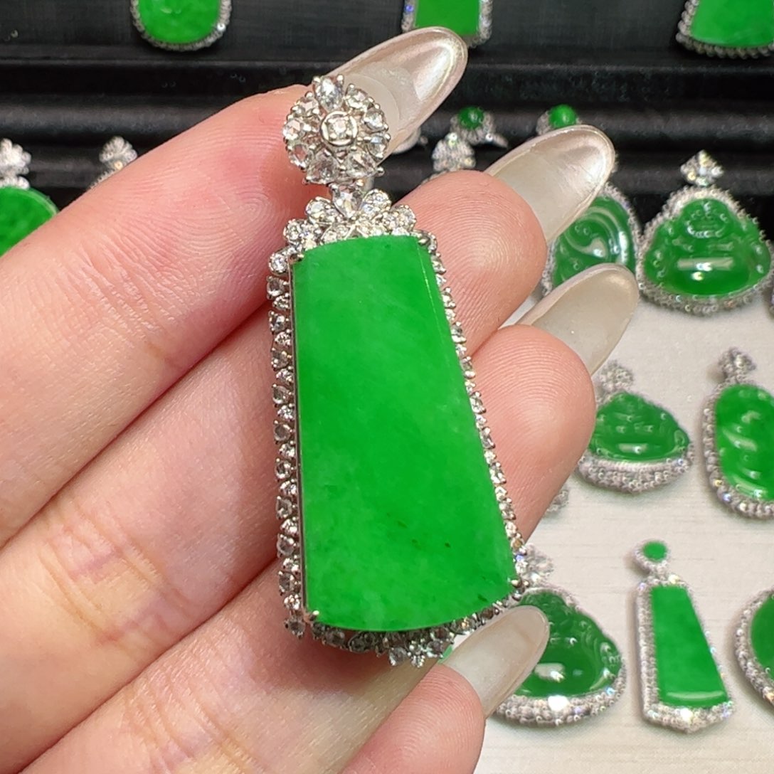 颈饰18K金镶嵌翡翠