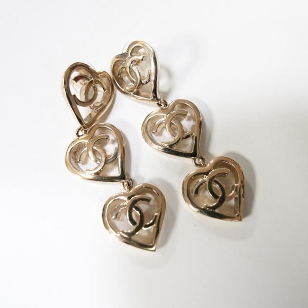 Chanel 镂空爱心耳钉