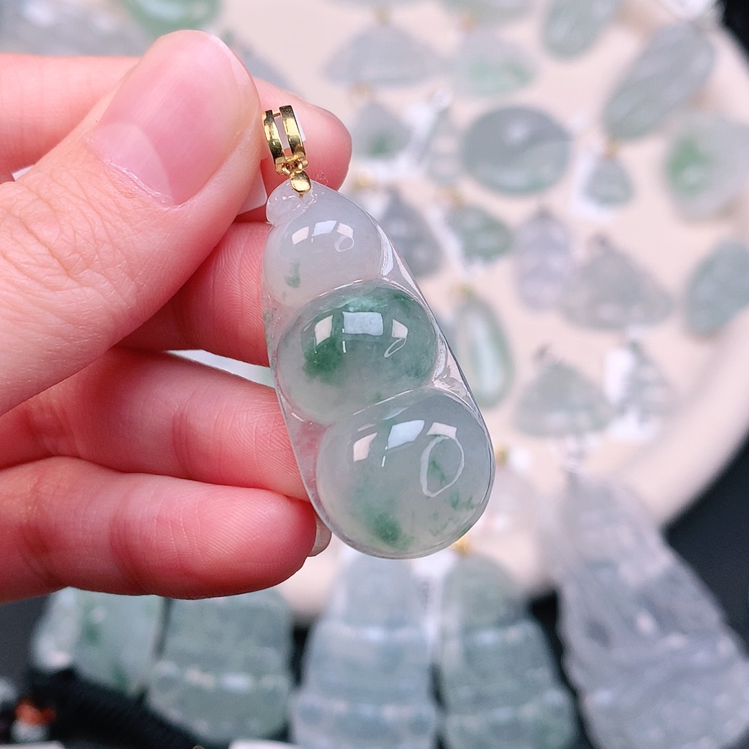 翡翠颈饰18K金镶嵌飘花大豆子