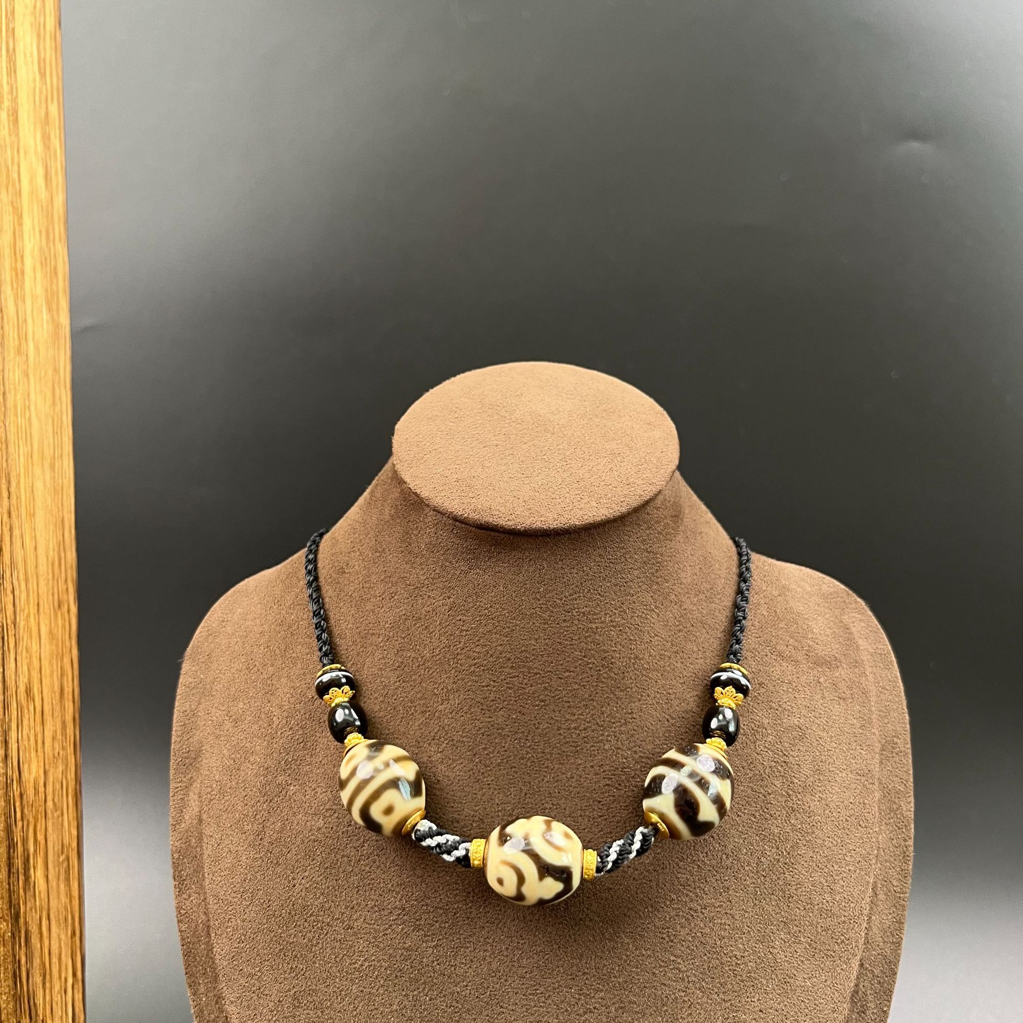 精品上肯老牙黄宝瓶六瓣虎牙玛瑙三宝阵手工手编颈饰颈链