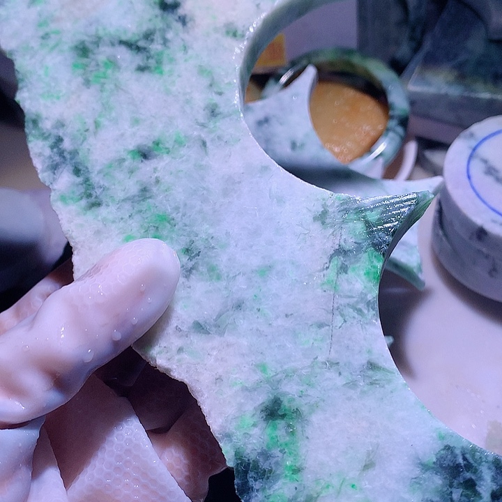 翡翠未镶嵌颈饰边角料