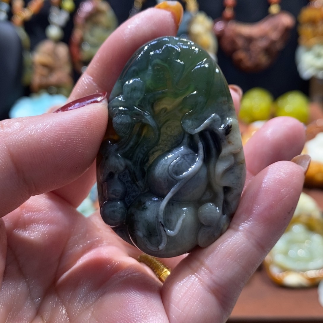 蛇纹石玉颈饰未镶嵌