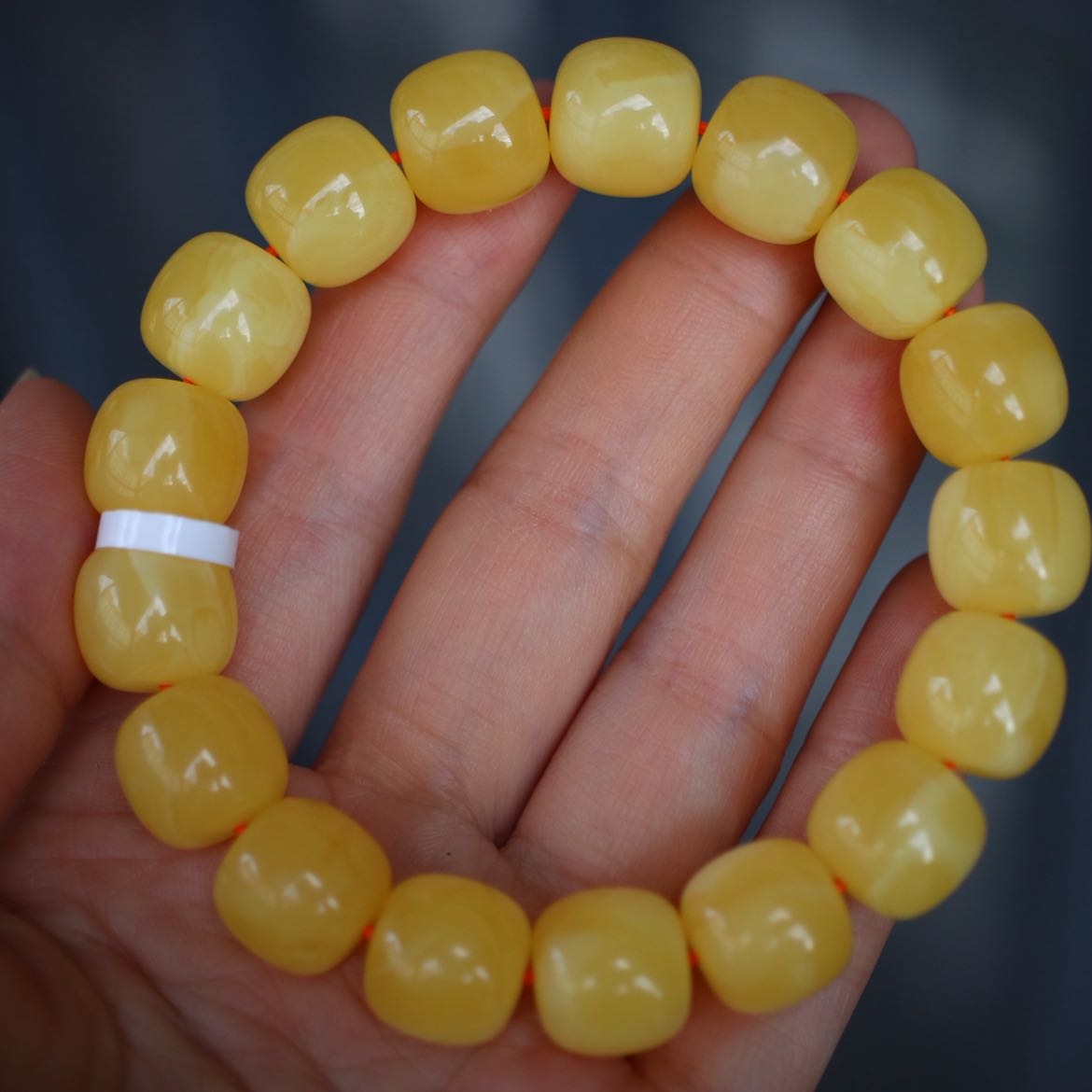 【同料手串】13*12mm 臻品精工焦皮鸡油黄飘花蜜蜡老型手串 23.34