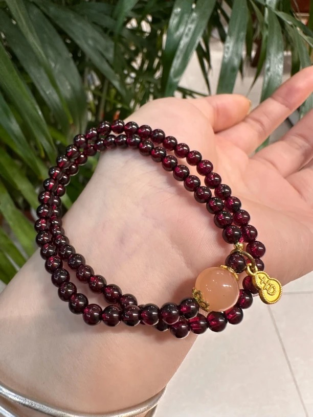 设计款双圈石榴石卡4毫米手串