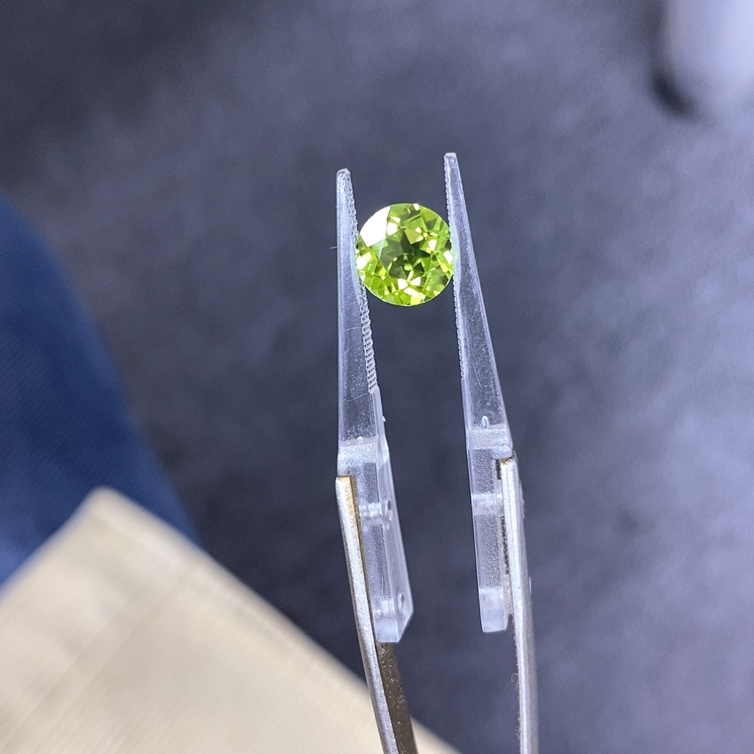 橄榄石裸石未镶嵌2.3ct天然橄榄石