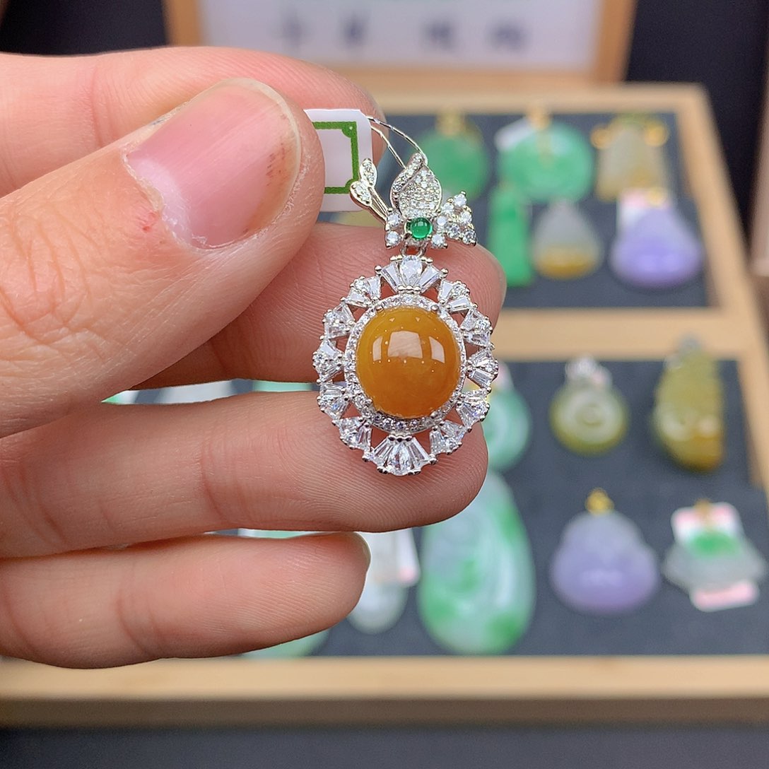 翡翠颈饰未镶嵌翡翠