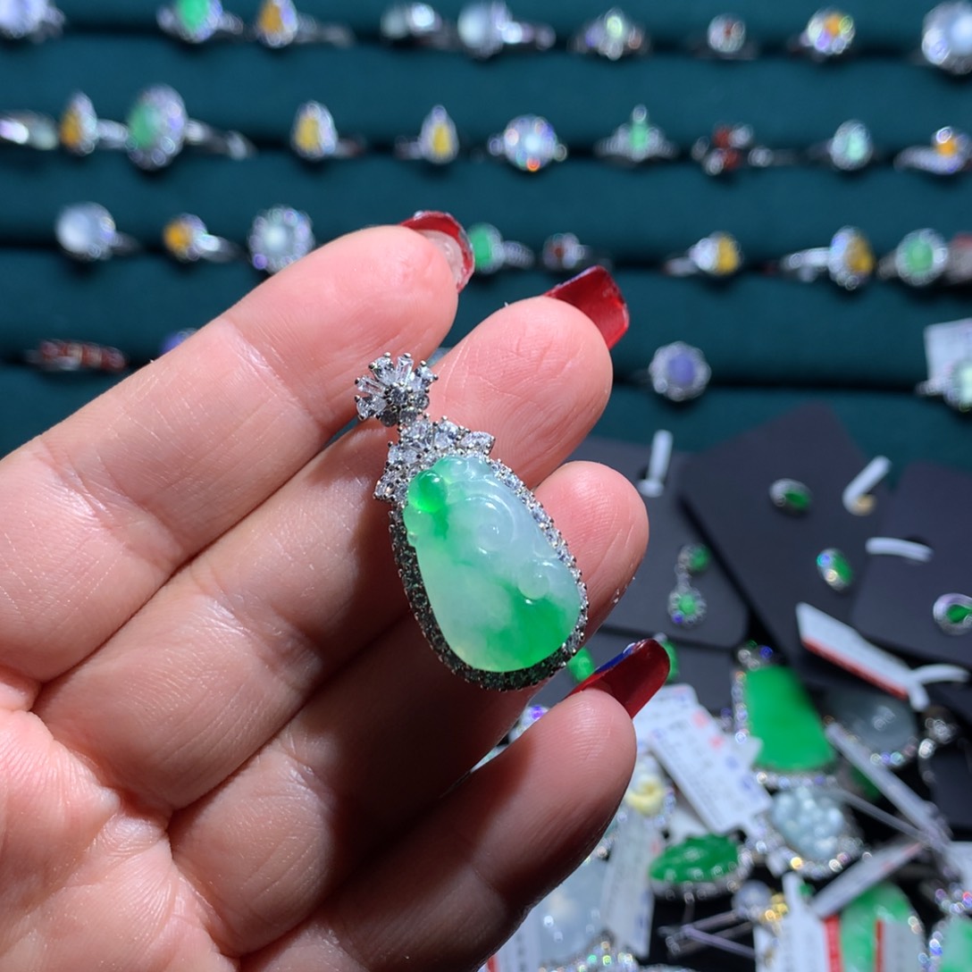 翡翠颈饰18K金镶嵌天然翡翠