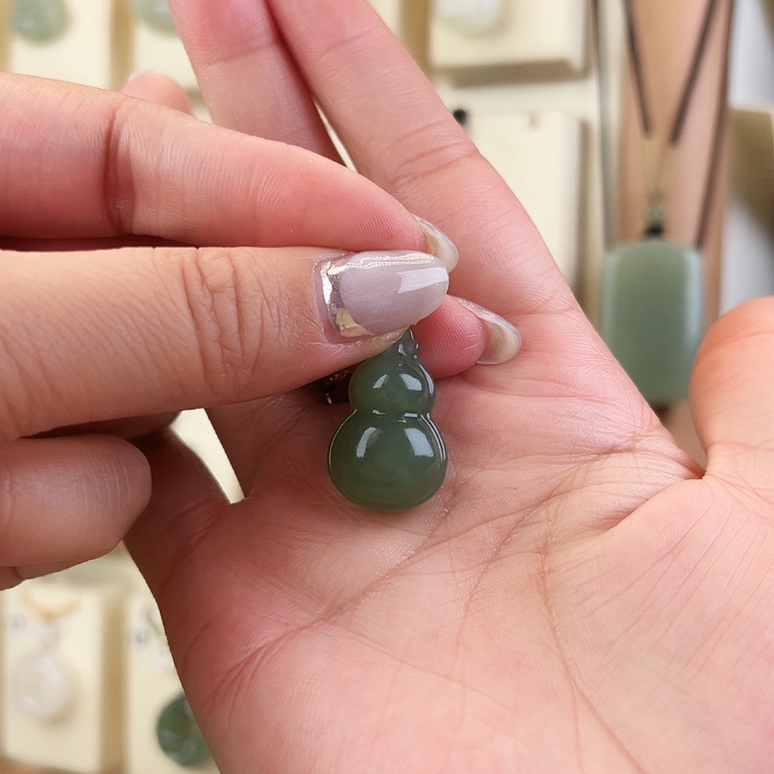 丁***丁和田玉未镶嵌颈饰