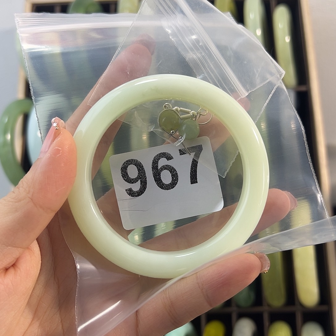 天***。蛇纹石玉未镶嵌手镯