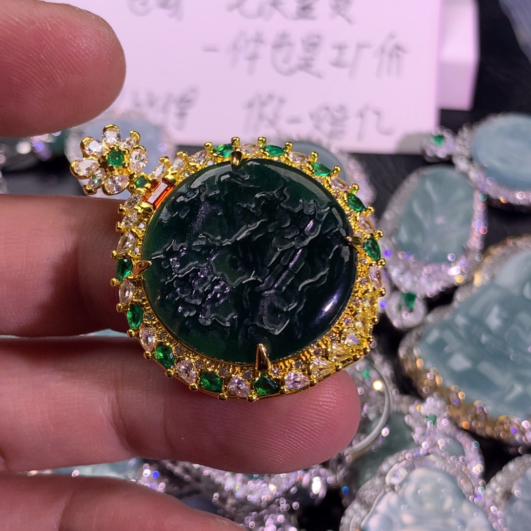 翡翠颈饰未镶嵌山水