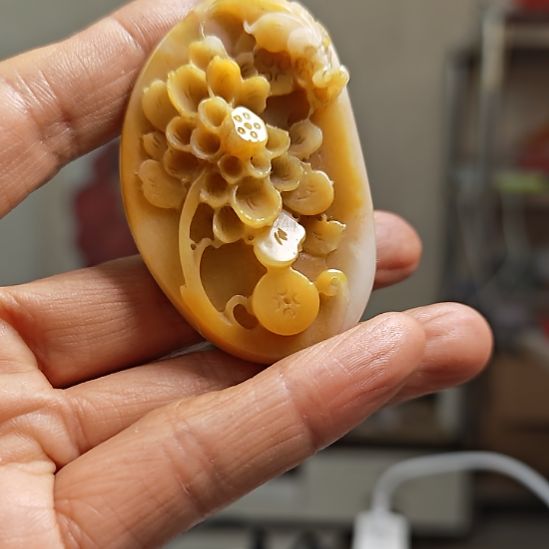 颈饰未镶嵌石英质玉紫**人