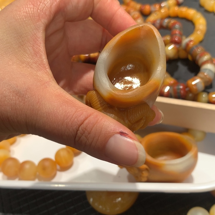 石英质玉（黄龙玉）未镶嵌颈饰