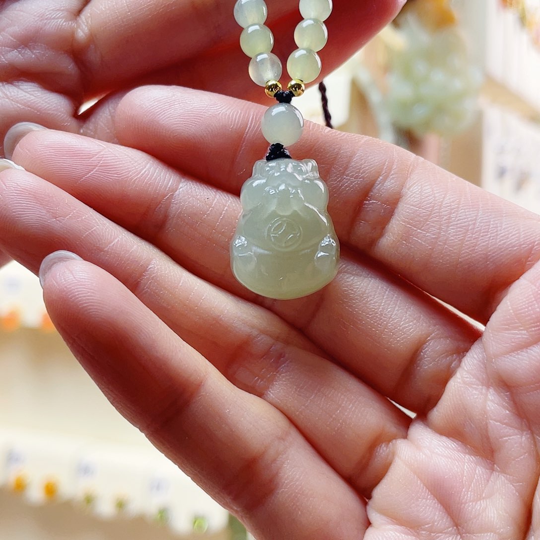 和田玉未镶嵌吊坠(赠链)