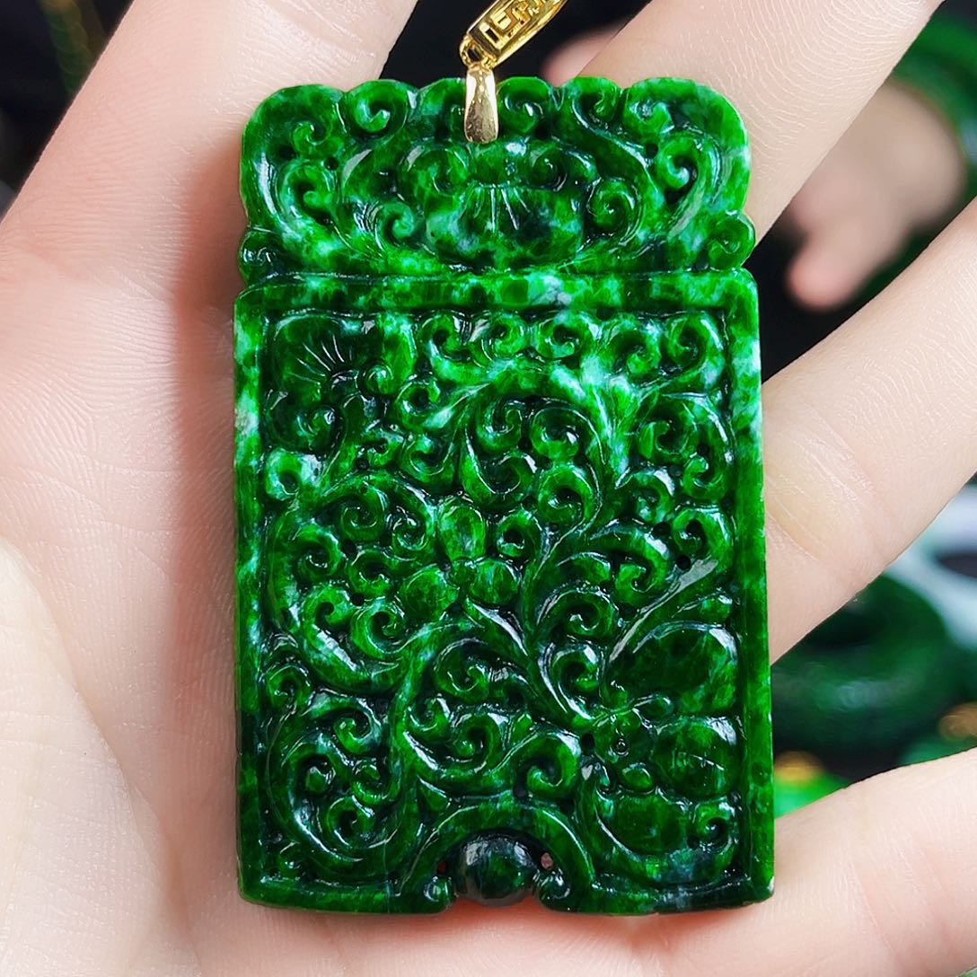 颈饰18K金镶嵌翡翠多样性