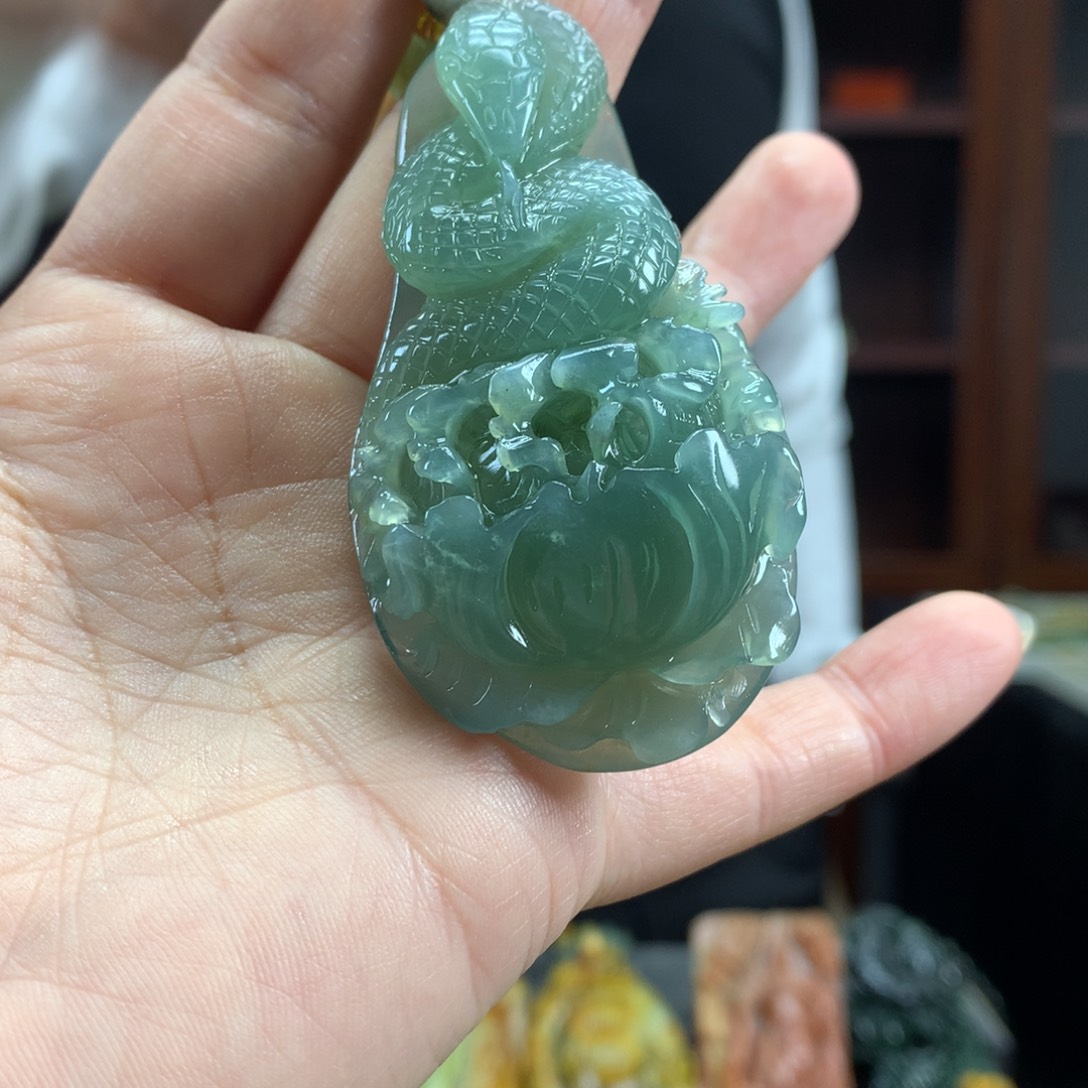 蛇纹石玉未镶嵌颈饰