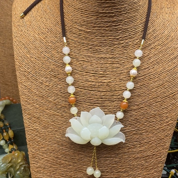 蛇纹石玉吊坠合金