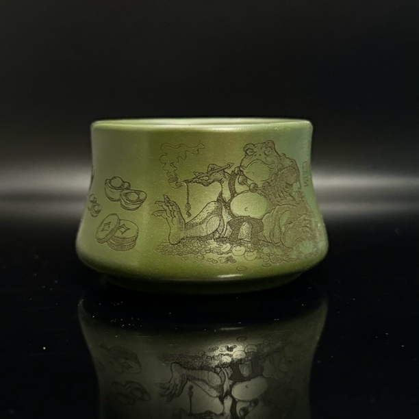 宜兴原矿紫砂全手工立体浮雕刻绘烟斗金蟾双色绿泥禅定杯100cc
