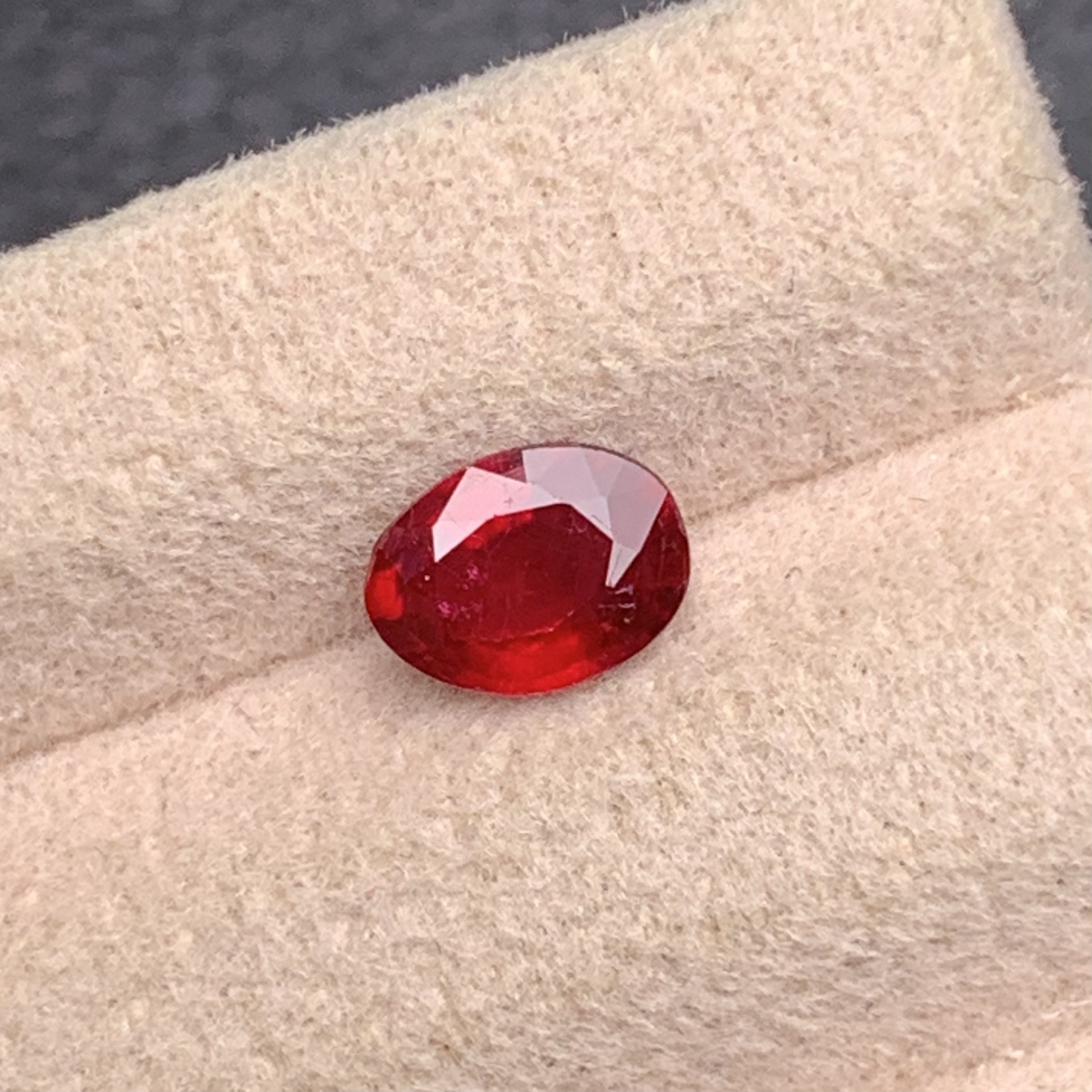 天然彩宝鸽血红红宝石裸石 椭圆5.1x6.8重0.9ct颜色艳丽可配托