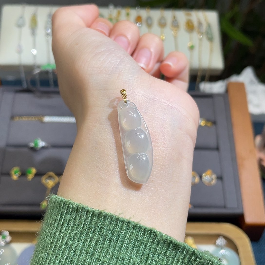 翡翠吊坠(不含链)18K金镶嵌福豆