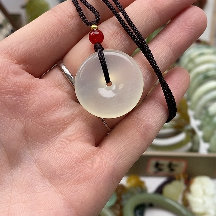 蛇纹石玉颈饰未镶嵌