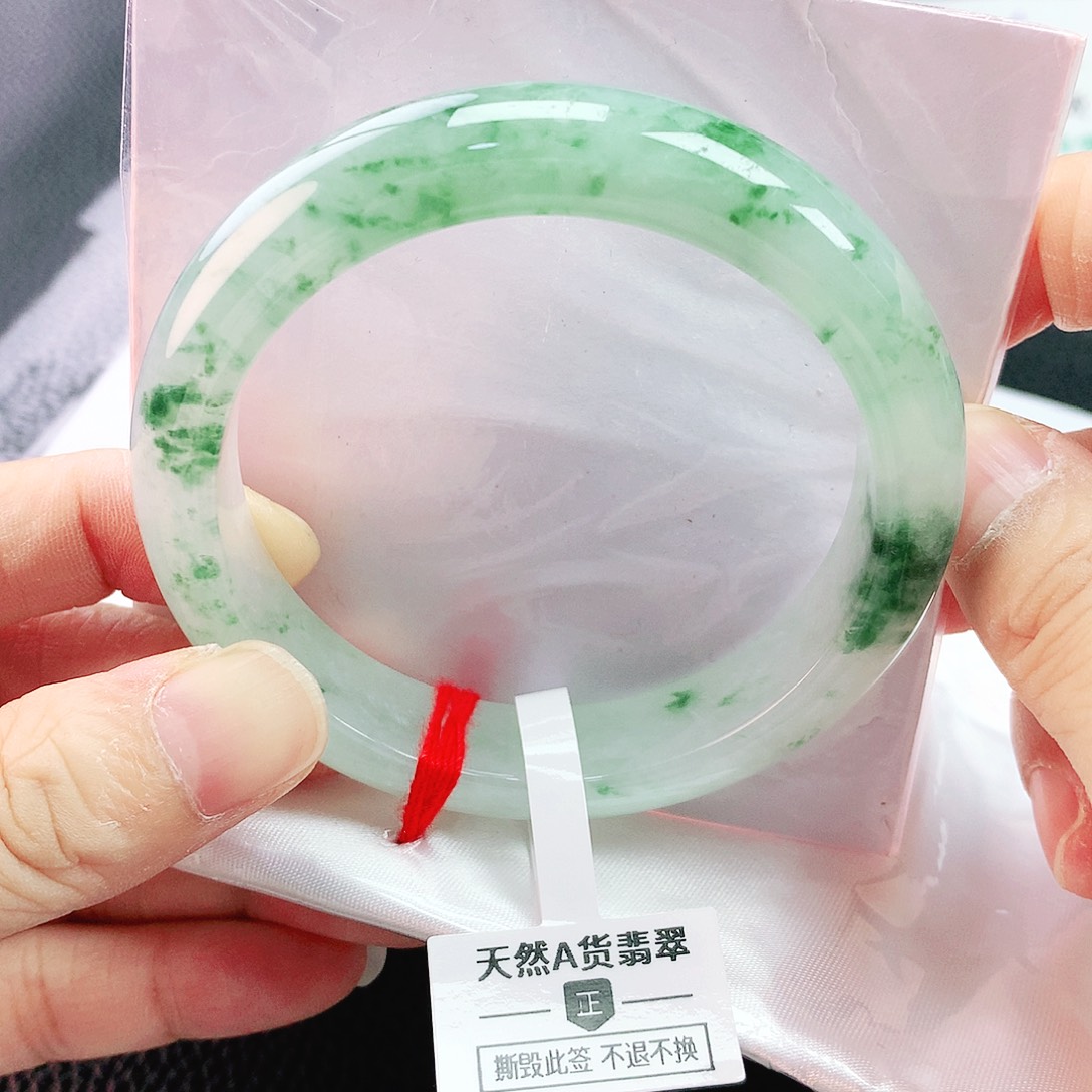 翡翠手镯未镶嵌55圈