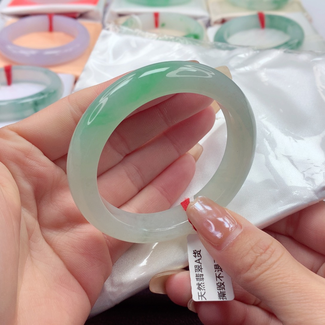 翡翠手镯未镶嵌52圈口 冰透带一抹阳绿有种色兼备