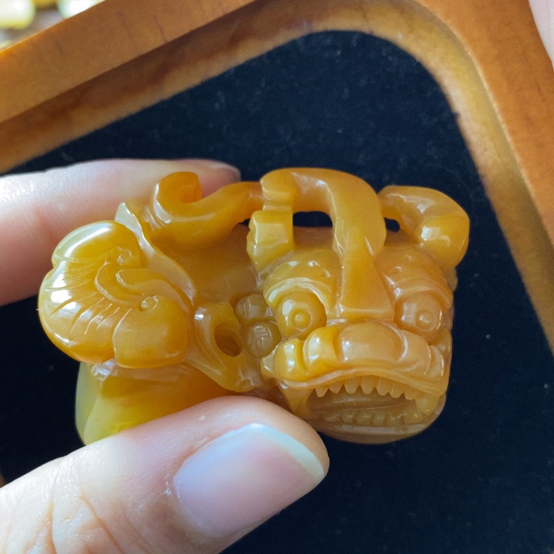 石英质玉（黄龙玉）颈饰未镶嵌妖**精