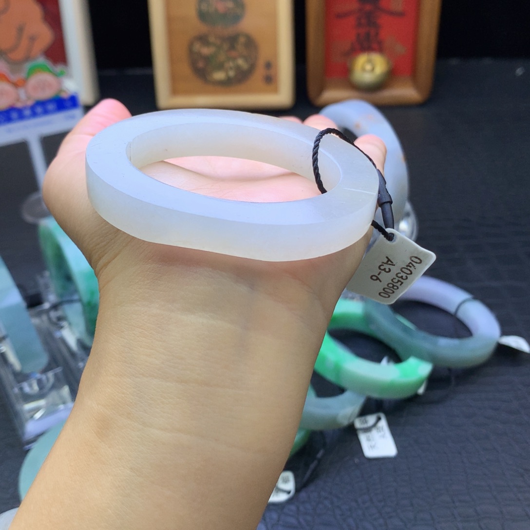 定制翡翠未镶嵌翡翠手镯