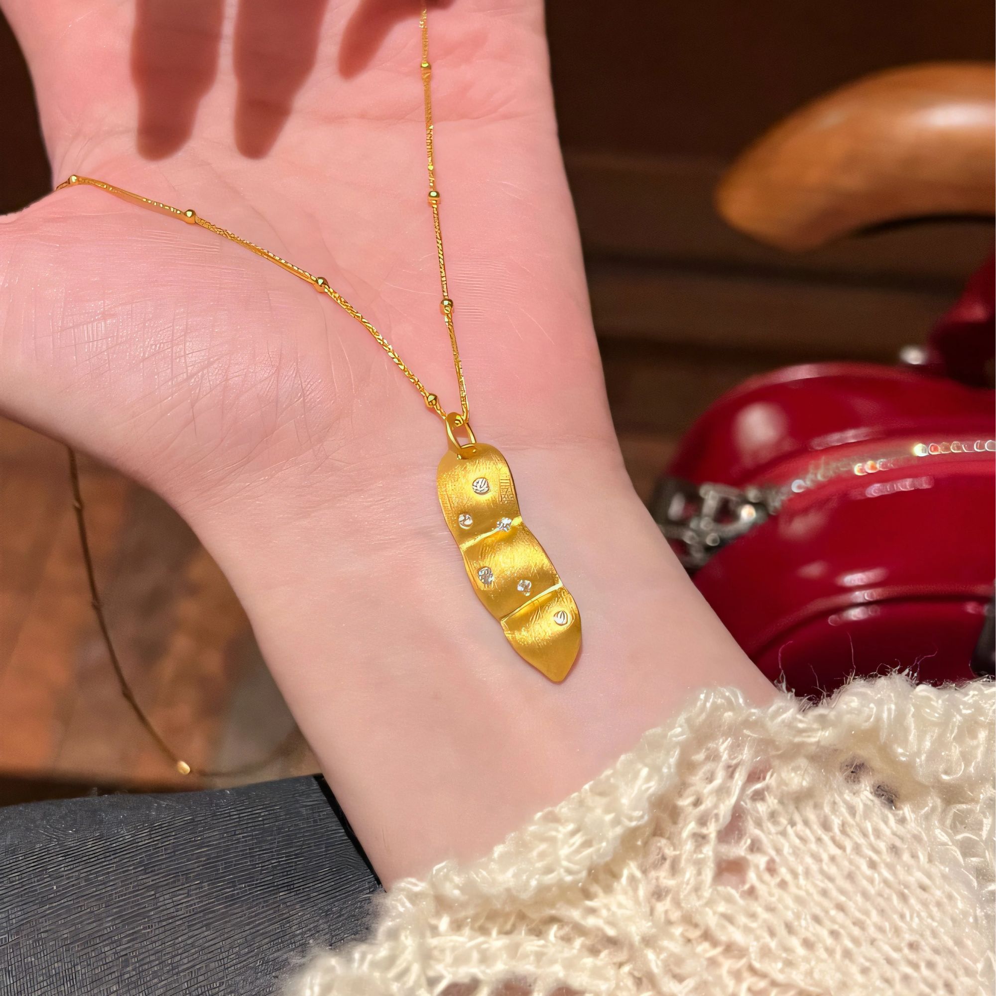 【以何珠宝】拉丝福豆足金5D镶嵌吊坠挂坠黄金