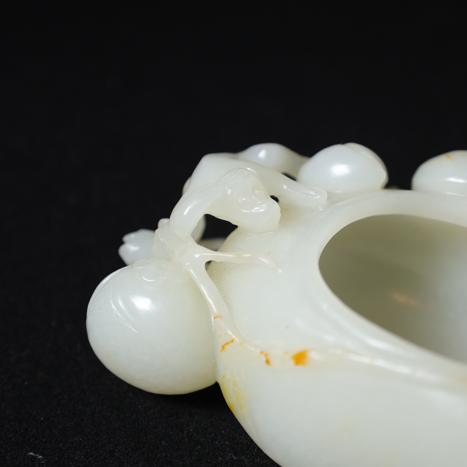 W27 清 白玉圆雕灵猴献寿水洗 