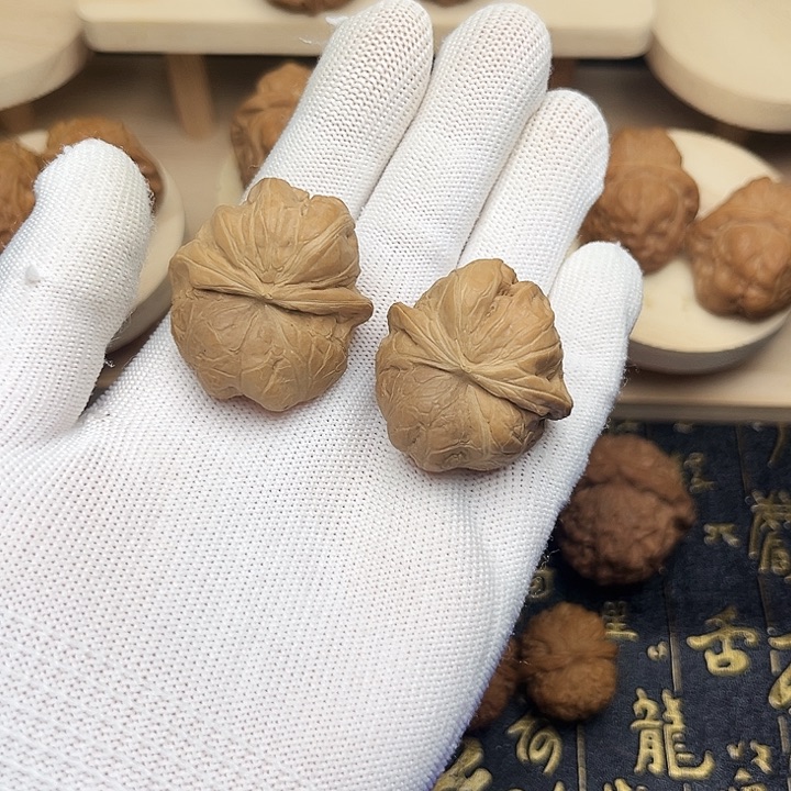 文玩核桃吊坠蛤蟆型尖部微黄