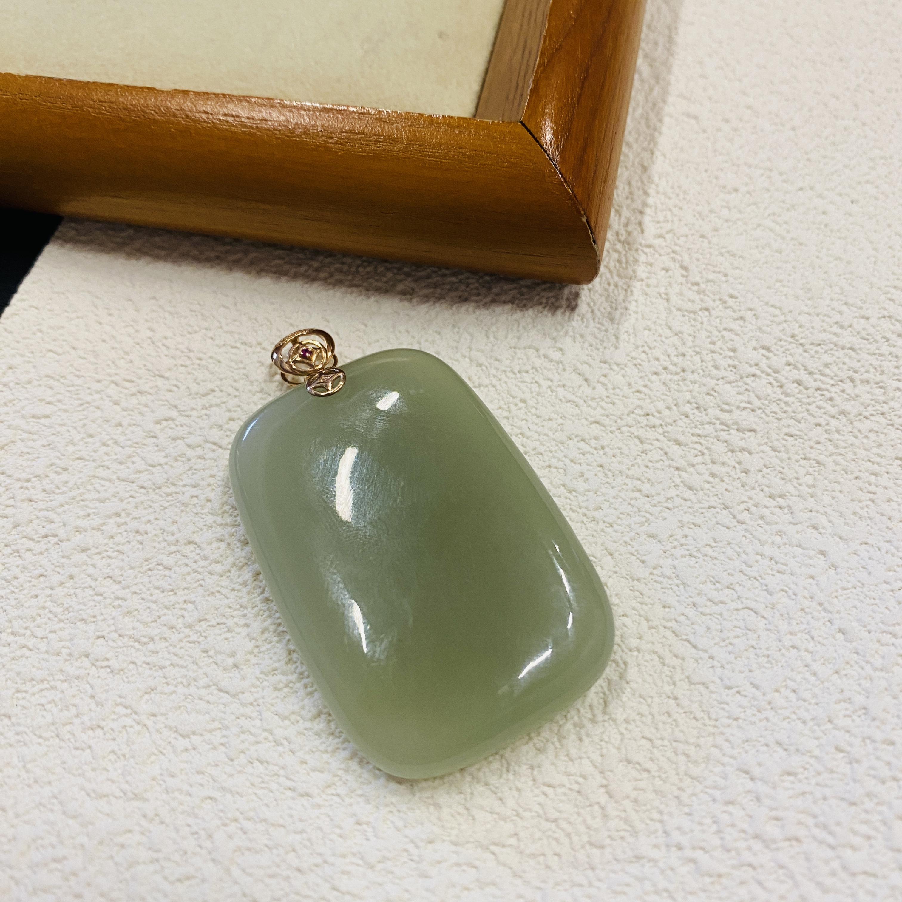 【V姐珠宝】DM63 和田玉典藏级-晴水无事牌 18K金镶嵌