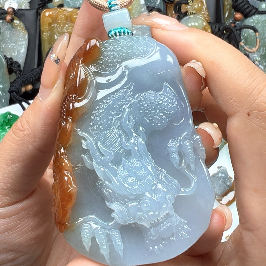 翡翠未镶嵌颈饰龙