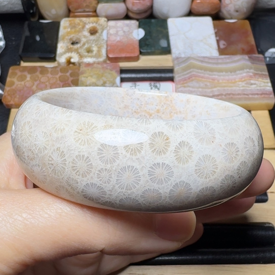 硅化玉56飘点紫黄，可盘未镶嵌