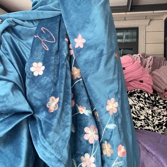 羊驼毛蓝色刺绣四件套