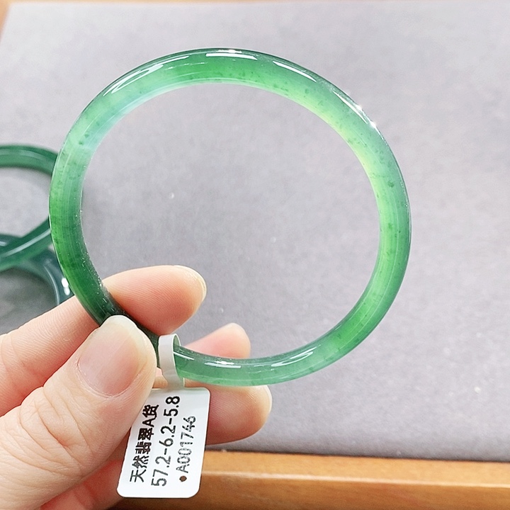 翡翠未镶嵌手镯（圆镯）