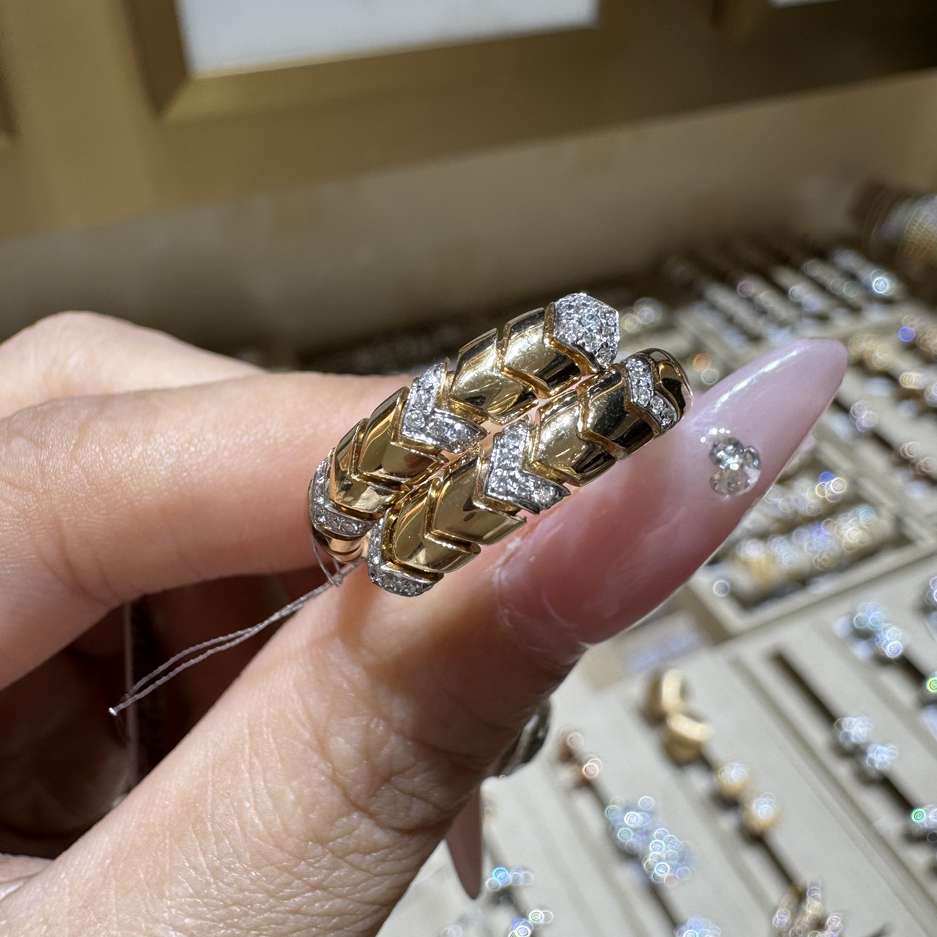 18 k黄灵蛇一圈半钻石戒指