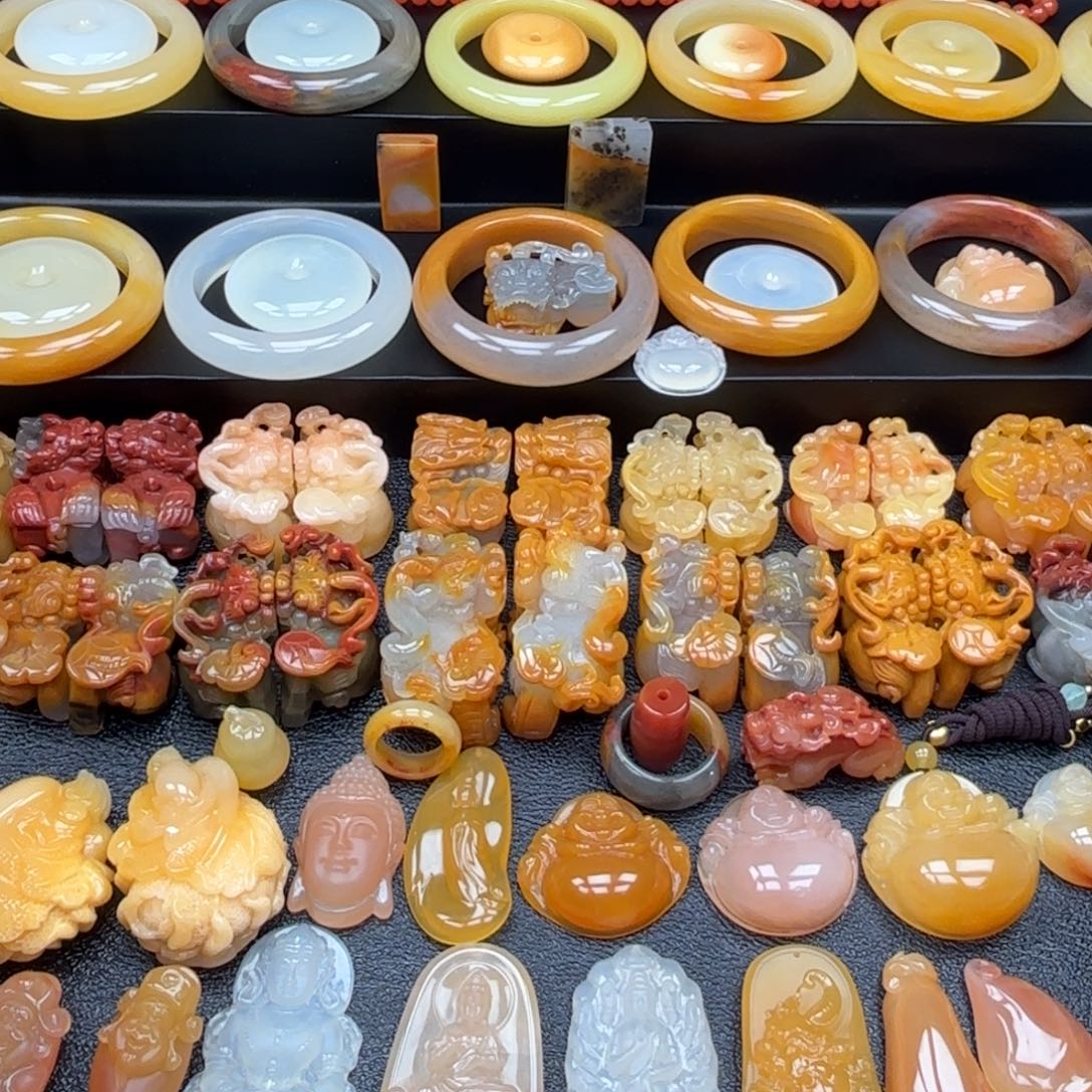 亦***木石英质玉（黄龙玉）合金颈饰