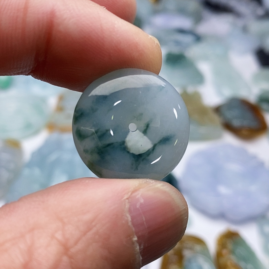 翡翠颈饰未镶嵌飘花平安扣