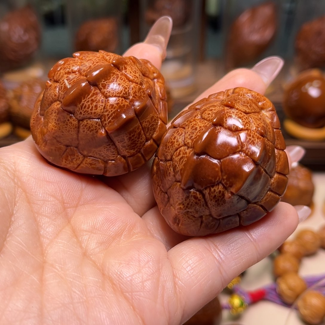 橄榄核把件C****萌富甲一对 四零尺