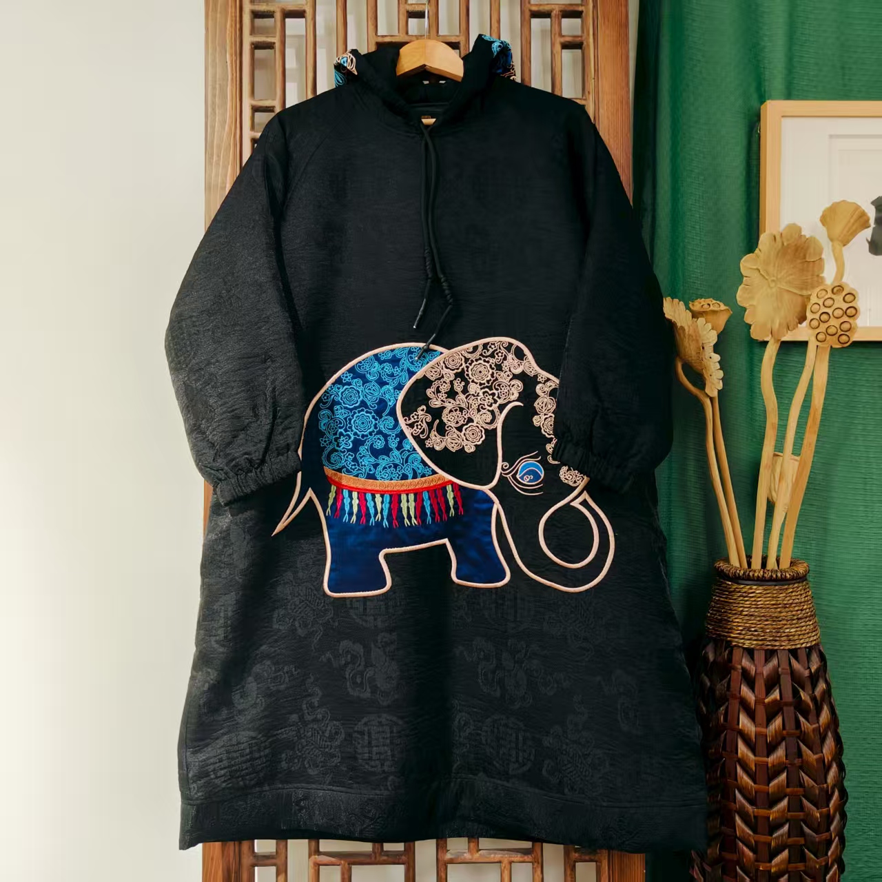 （LS341-1）凤徕兮定制黑色福禄底大象刺绣带帽中长款棉卫衣   棉