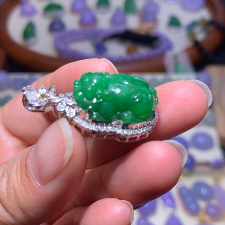 翡翠颈饰18K金镶嵌浓阳绿貔貅