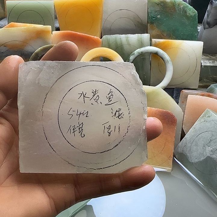 苕****定制石英质玉金丝玉宝石光