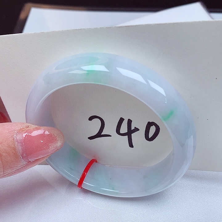 翡翠手镯未镶嵌翡翠