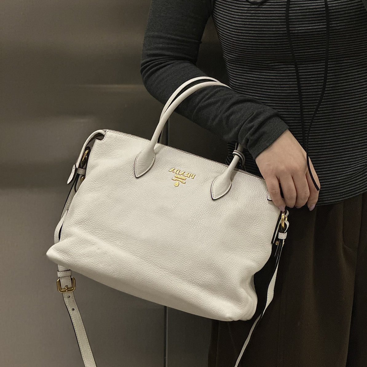 95新 Prada/普拉达 奶白色手提单肩斜挎包