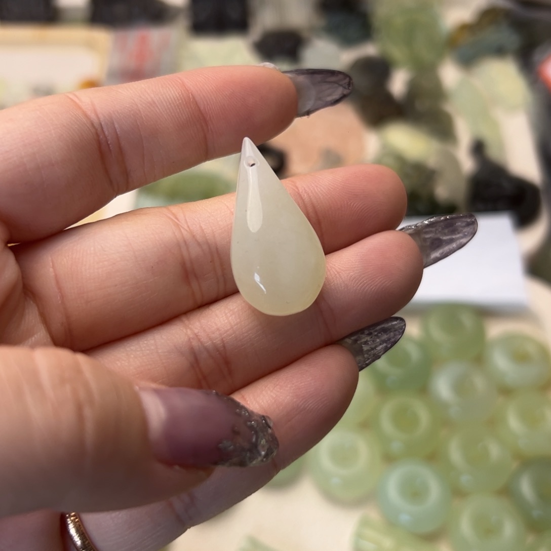 蛇纹石玉颈饰合金