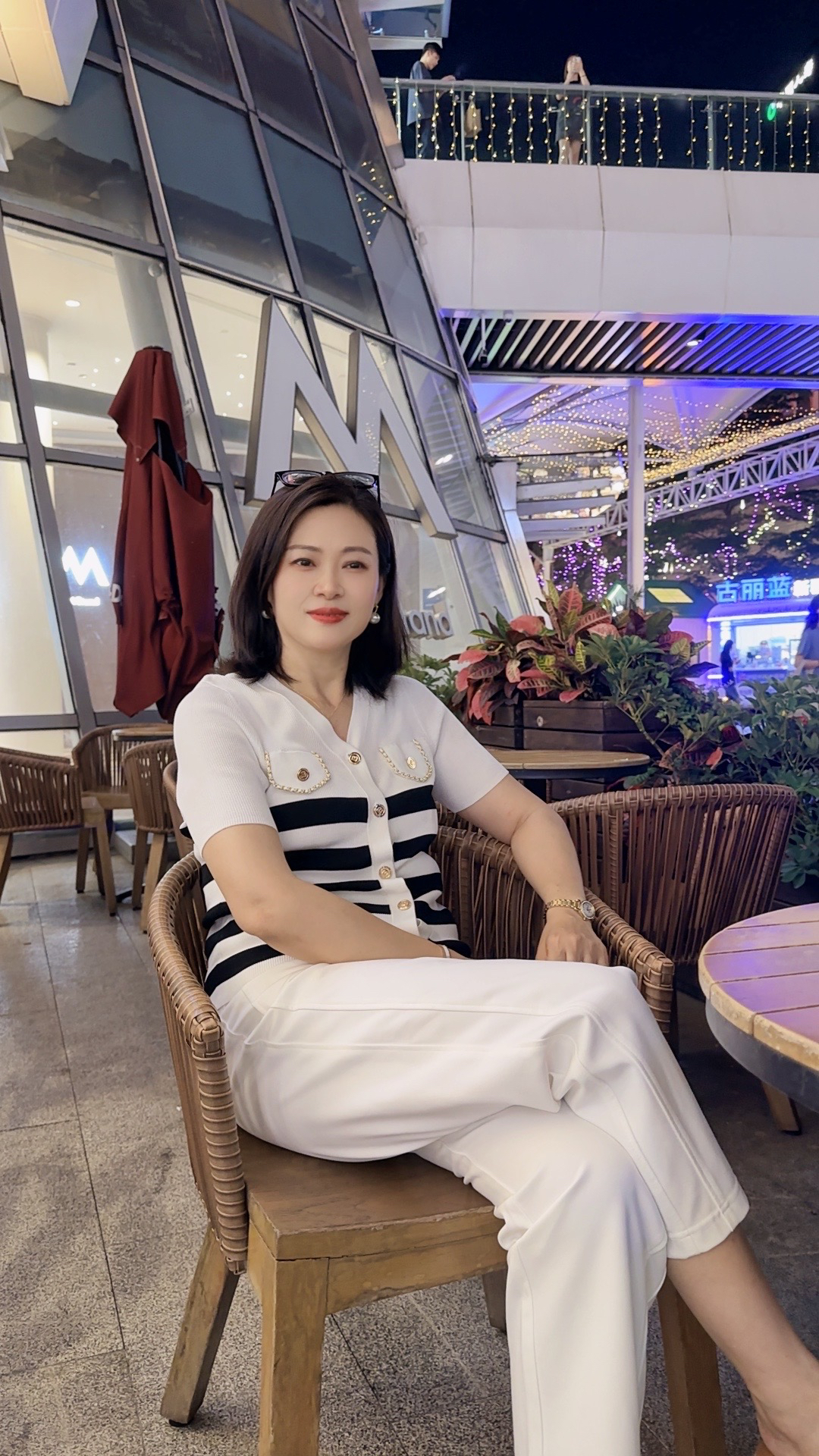 春夏时尚V领金B字母钮扣针织上衣（清仓款）
