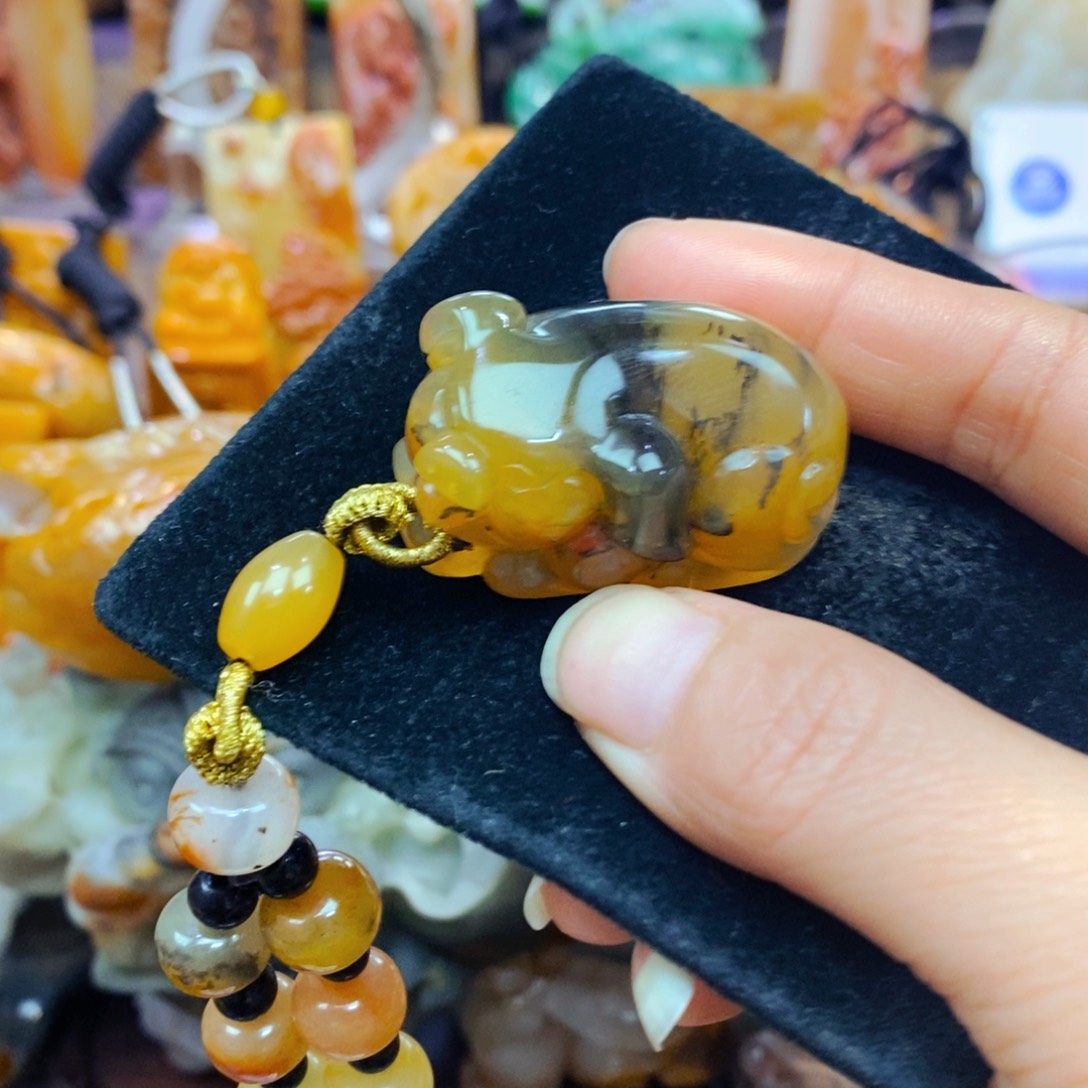 未镶嵌石英质玉（黄龙玉）颈饰