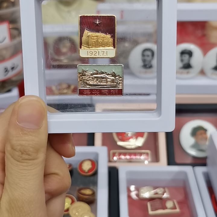 合金红藏纪念章2枚