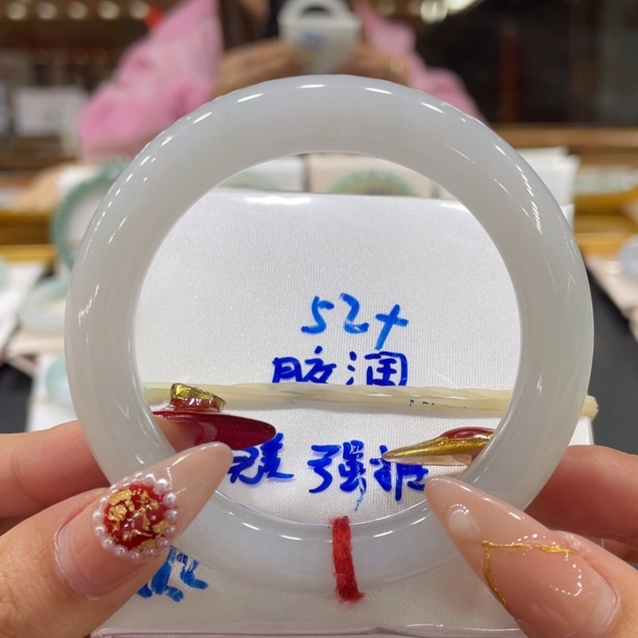 翡翠手镯未镶嵌翡翠